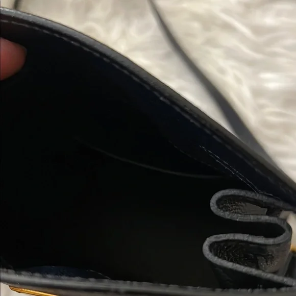 Elegant Black Crossbody Bag with Structured Design - Picture 7 of 10